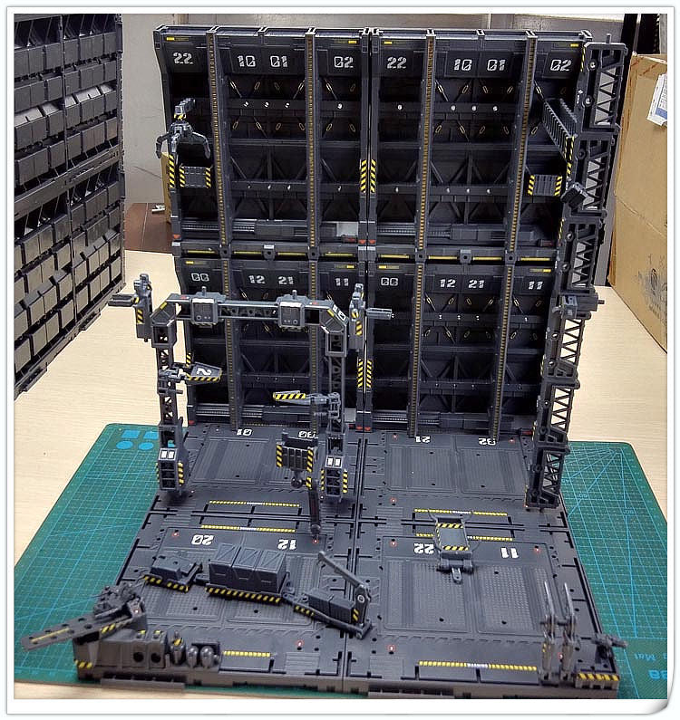 CC Maintenance Vault Unit B for HG/EG/MG 1/144 or 1/100 Model Kits