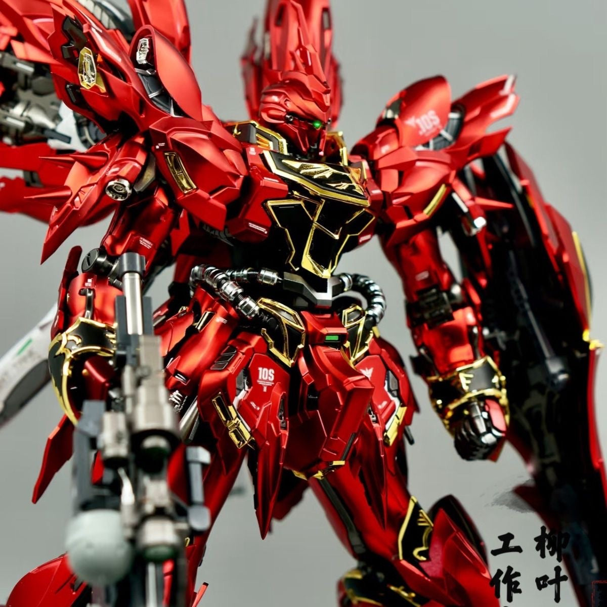 [LiuYeRen Studio] Comet Technology 1/100 MSN-06S The Red Comet Model Kit Customized Paint: Plated Red + Metallic Inner Frame [Un-assembled]