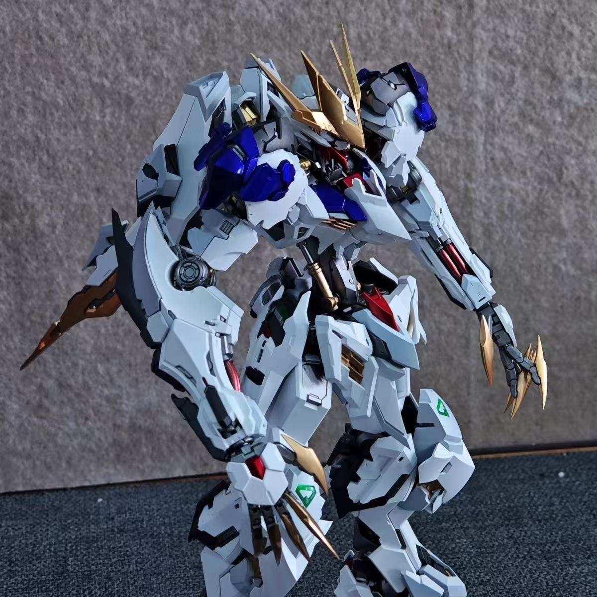 YX Studio Customized Paint Lunavor 1/100 scale Gundam Barbatos Lupus Rex Metallic Coating (Third Party, Not Original Bandai Kit Used)
