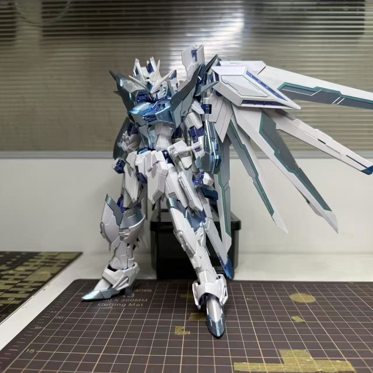 (Pre-Order) [wsss Studio] Shenma Model 1/100 Blue Knight GK Style Rising Freedom Gundam Model Kit Twilight Coating (ETA: October 2026)